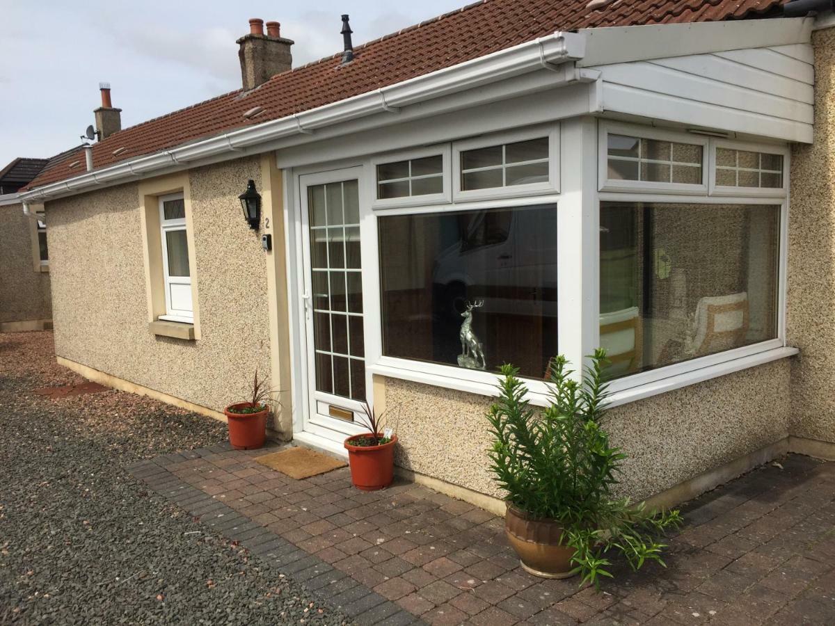 Pippin, Tranquil Scottish Cottage With Hot Tub Airdrie Exterior photo