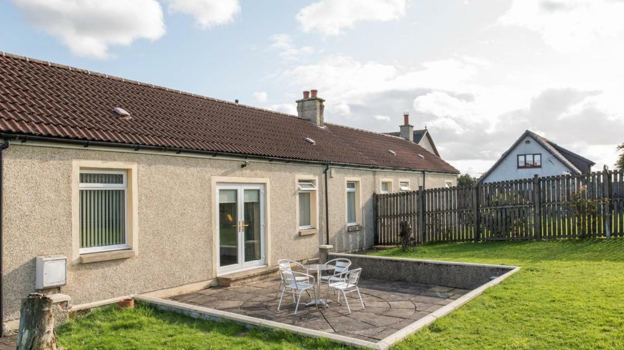 Pippin, Tranquil Scottish Cottage With Hot Tub Airdrie Exterior photo