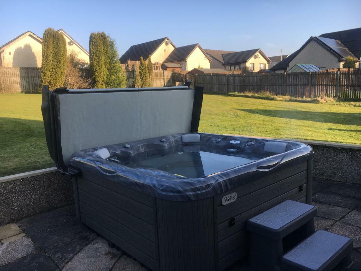 Pippin, Tranquil Scottish Cottage With Hot Tub Airdrie Exterior photo