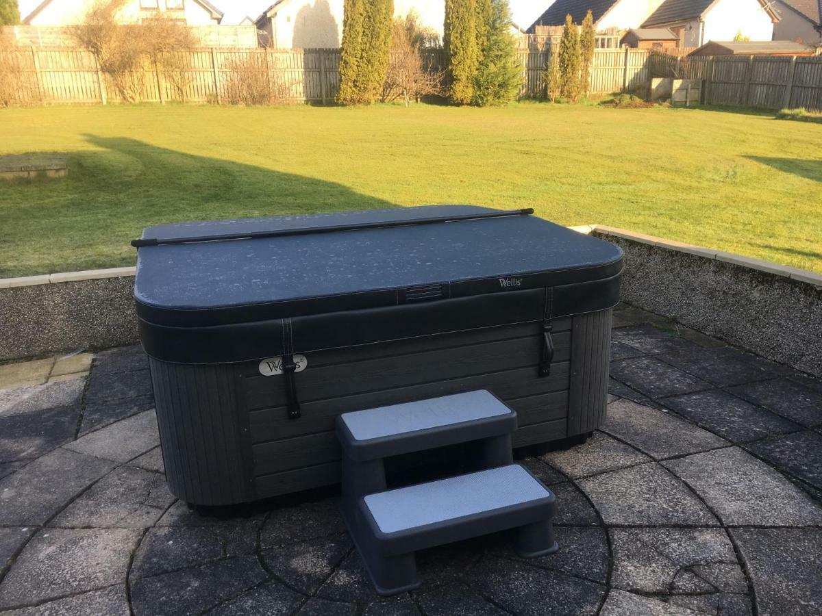 Pippin, Tranquil Scottish Cottage With Hot Tub Airdrie Exterior photo